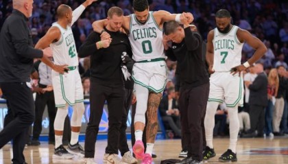 开云官方app-跟腱断裂后塔图姆崩溃哭诉：爸爸，为什么是我？