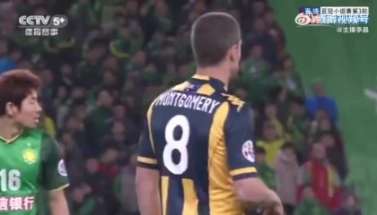 囧！还有这一幕？张稀哲曾在亚冠赛场上放倒现任国安主帅蒙哥马利